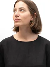 Remera negra de lino con mangas cortas y corte holgado. Tiene botones en la espalda.