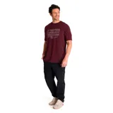 Remera color borgoña con estampa frontal gris de una máquina y texto "A Tractor Company Peoria USA".