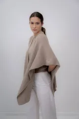 Ruana color visón hecha de 100% baby alpaca, suave y ligera.