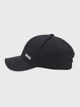 Gorra Boss modelo Bold, color negro con el logotipo de la marca bordado en blanco en el lateral frontal y ribete blanco en la visera.