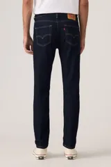 Jean de corte slim fit en color azul oscuro, con diseño clásico de cinco bolsillos, cierre de cremallera y botón metálico.