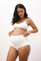 Culotte maternal de algodón blanco, tiro alto, con doble tela para soporte abdominal.