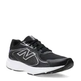 Championes de running New Balance modelo Amaste, color negro con detalles en plateado. Presentan una capellada de malla transpirable con refuerzos sintéticos, cierre de cordones y entresuela blanca amortiguada.