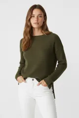 Sweater de viscosa color verde militar, de tejido acanalado, manga larga y cuello redondo.