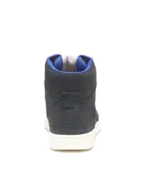 Bota de caña media Caterpillar, confeccionada en gamuza encerada color azul marino. Presenta cordones jaspeados, suela de goma blanca con textura y detalles en azul eléctrico en el interior y ojal superior.