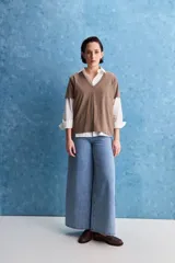 Remera de algodón marrón topo con escote en V y mangas cortas, de calce amplio y relajado.