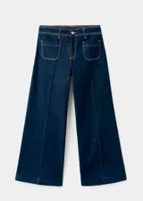 Jeans de denim azul oscuro con diseño wide leg, tiro alto, bolsillos de parche delanteros y cierre frontal de cremallera y botón.