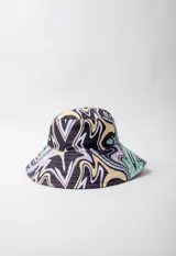 Gorro tipo bucket hat con estampado abstracto en tonos negro, blanco, amarillo, verde y lila. Es reversible.