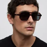 Lentes de sol con montura estilo aviador en estampado carey y lentes polarizadas negras. Presentan un diseño de doble puente estructural y acabado resistente a rayaduras.