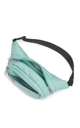 Riñonera negra de la marca JanSport, modelo Fifth Avenue, con parche frontal de la marca y cierres metálicos.