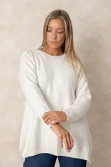 Buzo de corte relajado y cuello redondo, con detalles de costura vertical en la parte inferior y puños acanalados en las mangas.