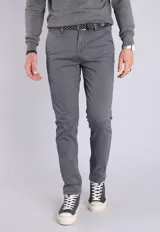 Pantalón chino gris oscuro de corte slim fit.