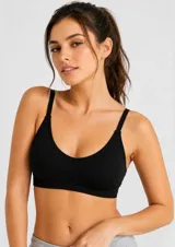 Sostén tipo bralette de tela morley, con escote en V, tirantes finos ajustables y banda elástica inferior.