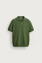 Polo regular fit verde de punto de algodón, con cuello solapa, abertura frontal y diseño de calados geométricos en rombos.