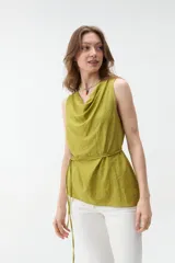 Musculosa bordó con escote drapeado, sin mangas y diseño holgado con lazo para ajustar en la cintura.