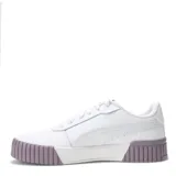 Championes Puma modelo Carina 2.0, de diseño urbano con capellada blanca y suela de plataforma con detalle en color lila. Presenta el logo de la marca en dorado en el lateral y en relieve en la parte trasera de la suela.