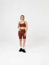 Top deportivo color marrón con breteles finos dobles.