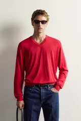 Sweater de punto regular fit tejido en seda de color negro, con cuello en pico y manga larga. Cuenta con acabados en rib.