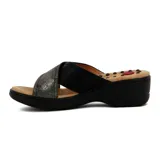 Sandalias de cuero sintético color marrón claro y naranja, con tiras cruzadas y plataforma baja.