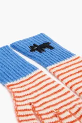 Guantes de punto con rayas horizontales naranjas y blancas, puño azul con logo bordado de la marca Lola.