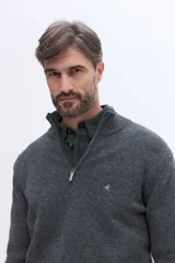 Buzo de tejido de punto color gris, con cuello alto y cierre frontal parcial. Presenta un diseño de calce regular con logo bordado en el pecho.