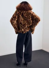 Abrigo corto de piel sintética con estampado de leopardo, cuello de solapa, cierre frontal de botones y bolsillos laterales.