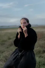 Tapado corto de piel sintética en color negro, con cuello solapa y diseño elegante. Ideal para elevar looks formales o de fiesta.