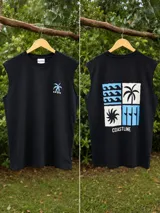 Musculosa negra de corte relajado con estampa frontal dividida en cuatro paneles que incluyen motivos de olas, palmera, sol y tablas de surf, acompañada por la palabra Coastline.