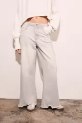 Pantalón de jean celeste de corte wide leg con terminación desflecada.