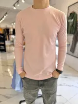 Remera de manga larga en tejido waffle color rosado, con corte ajustado y cuello redondo.