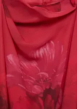 Blusa roja con estampado floral, cuello drapeado y fular, sin mangas, con forro interior y cierre de botón en la parte posterior. Prenda de gasa perteneciente a la colección de evento.