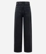 Pantalón wide leg de jean negro, tiro alto, con bolsillos delanteros y traseros, presillas en la cintura y cierre frontal con botón y cremallera.