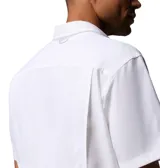 Camisa de manga corta Columbia modelo Silver Ridge II SS, color blanco, con bolsillos frontales con solapa y cierre de velcro, cuello clásico y diseño transpirable con tecnología de protección solar y absorción de humedad.