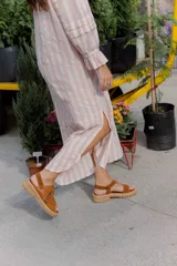 Sandalias de plataforma con suela track, confeccionadas en una combinación de cuero liso y cuero con textura croco. Presentan tiras anchas en el empeine y cierre con hebilla ajustable en el talón.