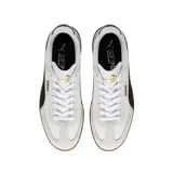 Championes Puma modelo Club Li Era, con diseño de perfil bajo en color negro, franja lateral blanca característica de la marca y suela de goma color caramelo. Presenta detalles en dorado en el logo lateral y la lengüeta.