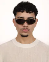 Lentes de sol con marco color marrón y lentes oscuros.