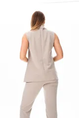 Chaleco color camel con corte recto, bolsillos funcionales y terminaciones de calidad.