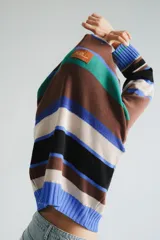 Buzo tejido con diseño de rayas horizontales en tonos marrón, azul, verde y blanco.