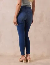 Jean skinny tiro medio color azul, marca One Five One, confeccionado en algodón elastizado. Cuenta con pretina con pasadores, cierre y botón metálico, bolsillos delanteros y traseros, y laterales sin costura.