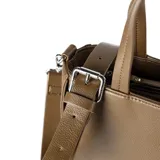 Cartera tipo tote color verde con doble asa de mano y correa bandolera ajustable. Diseño en símil cuero con logotipo XL Extra Large en relieve. Cuenta con cierre principal, bolsillo externo con cierre, bolsillo interno con cierre y dos bolsillos internos abiertos. Interior forrado en tela de algodón y poliéster con un compartimento.