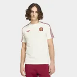 Remera Adidas de la colección España Originals, color blanco con detalles en bordó. Presenta el logo del trébol y el escudo de la selección española en el frente, con las icónicas tres tiras de la marca en los hombros y mangas.