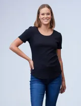 Remera blanca de algodón con cuello redondo.