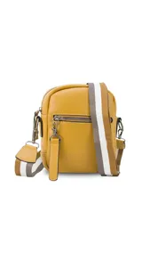 Bandolera morral color beige y blanco, con correa ajustable de tela en color blanco. Tiene cierre superior y un bolsillo frontal con cierre. Incluye un llavero decorativo.