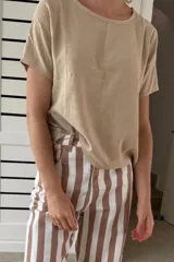 Remera color beige de lino tusor, de corte recto y manga corta.