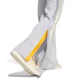 Pantalón deportivo Adidas modelo W Sta Seas Pt para mujer, de tejido de malla color gris con tiras laterales a rayas y botones a presión. Cuenta con cintura elástica con cordón de ajuste y logo de la marca bordado.