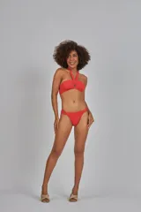 Top de bikini rojo con textura acanalada, un hombro y detalle de aro metálico.