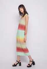 Vestido largo plisado con estampa degradada en tonos rojo, amarillo, verde y celeste. Sin mangas, con cuello redondo y botón en la espalda.