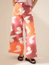 Pantalón de tiro alto y pata ancha con estampado de cerezas, cierre con gancho pantalonero y botón interno, bolsillos laterales en delantero y bolsillos plaqué en espalda.