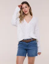 Cardigan blanco de punto liviano y texturado, de corte holgado y diseño casual. Cuenta con escote en V pronunciado, abotonadura frontal, mangas largas con hombros caídos y bolsillos delanteros tipo parche.