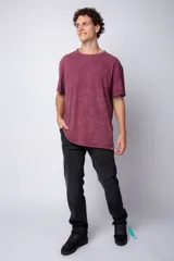 Remera de algodón con efecto gastado y acabado vintage, de corte semi oversize y cuello redondo.